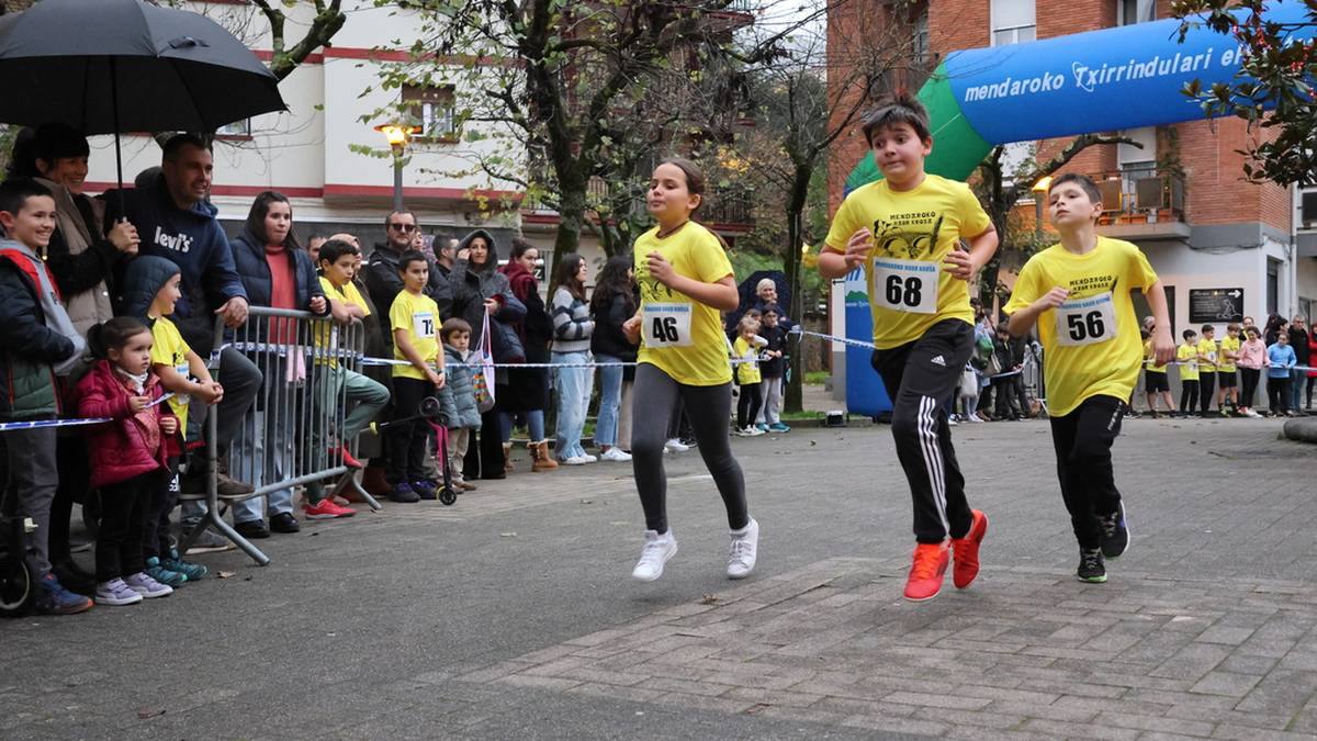 Korrika hasi dute Eguberrietako oporraldia Mendaroko eskola-umeek