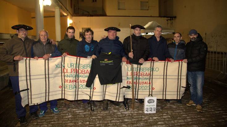 Zallako Zornotza anaiek jantzi dituzte Debako Urte berriko 45. Idi probetako txapela eta mantak