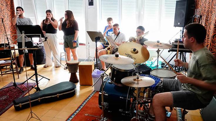 Gaur, 'Sagar-Erreka Mix' herriko musikarien show-a txosnagunean