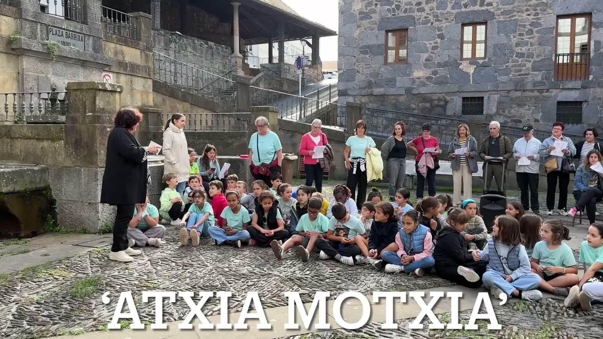 'Atxia Motxia' eta 'Isil-isilik' elkarrekin abestuz