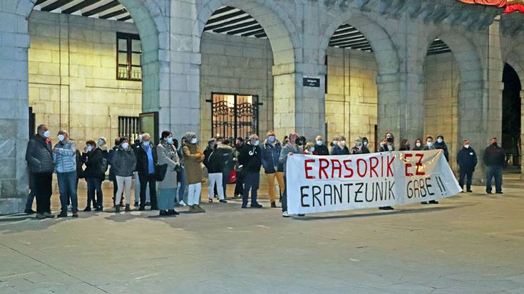 Tuteran izandako emakume baten hilketa salatzeko elkarretaratzea egin dute