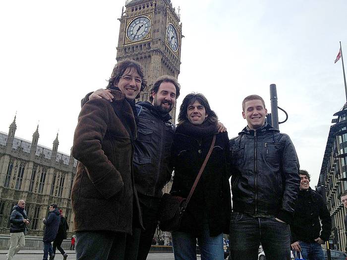 Jon & Sugramas taldeko kideak Big Ben ezagunaren aurrean, Londresen.