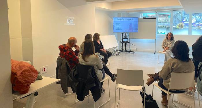 Atzo hitzaldia, domekan ipuinak Katamarran Haur Txokoaren eskutik