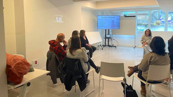 Atzo hitzaldia, domekan ipuinak Katamarran Haur Txokoaren eskutik