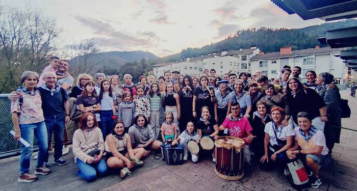 Jai egun handietako giroa jarri zuen zapatuan Mendaron In Leike kultur elkarteak