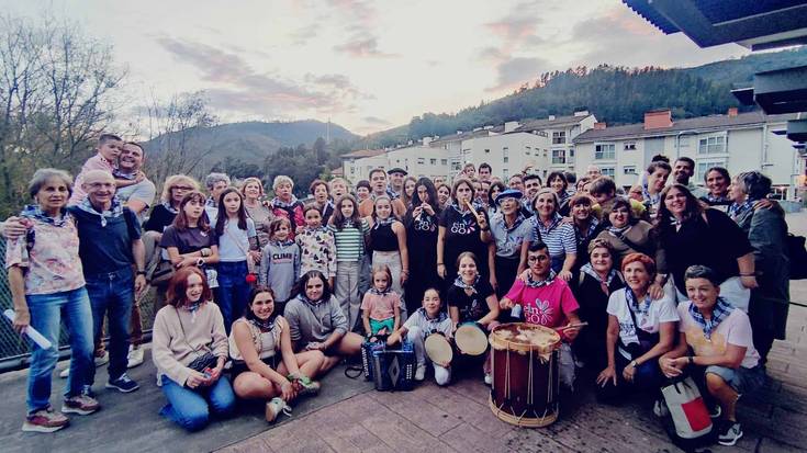 Jai egun handietako giroa jarri zuen zapatuan Mendaron In Leike kultur elkarteak