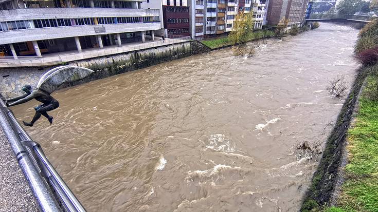 Deba ibaiaren emaria maila laranjara ailegatu da Altzolako estazioan