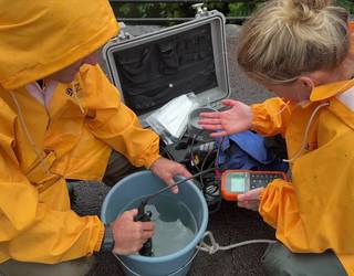 Plastiko kopurua neurtzen dihardute Deba ibaian