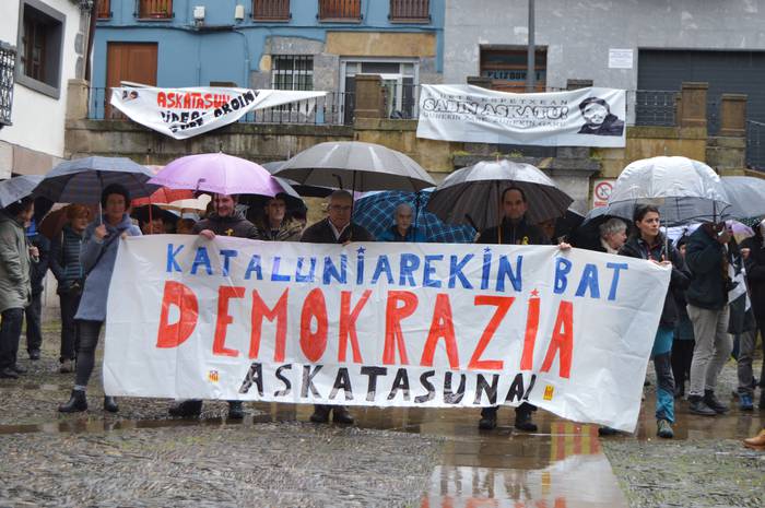 Elkarretaratzea egin dute Kataluniako politikarien gartzelaratzea salatzeko