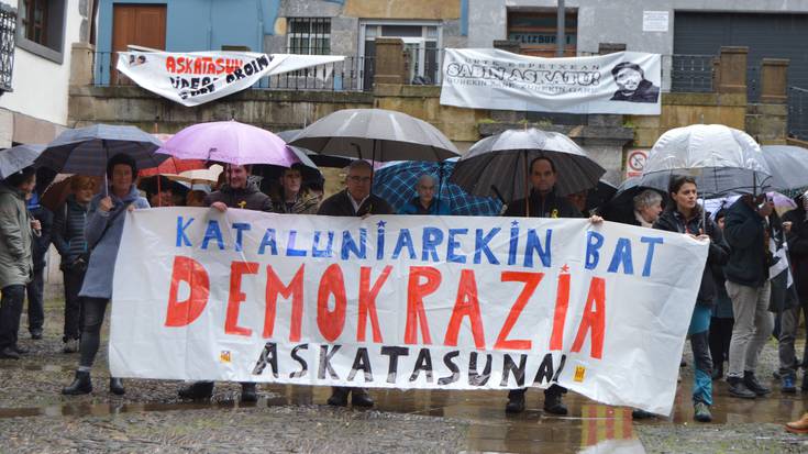 Elkarretaratzea egin dute Kataluniako politikarien gartzelaratzea salatzeko