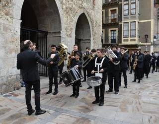 Debako Musika Bandak kalejira berezia egingo du bihar