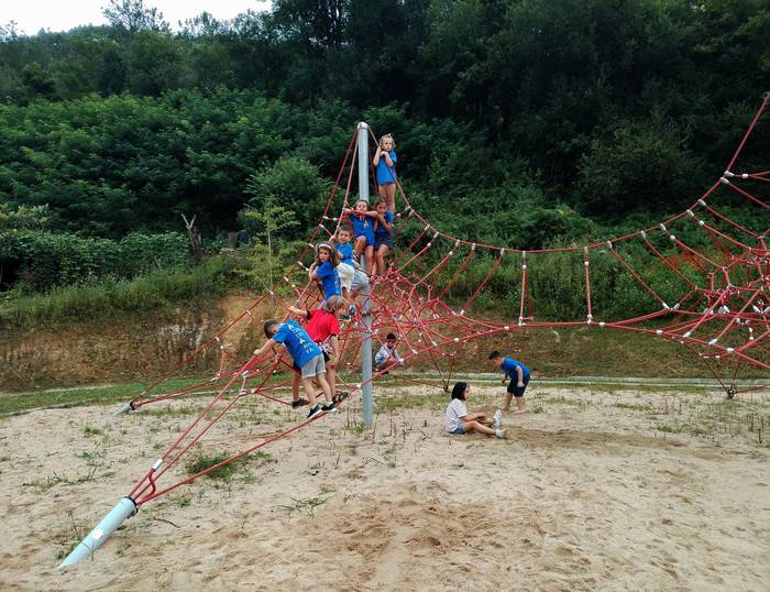 Udaberriko oporraldiko aisia eskaintza aurkeztu dute Ludotekak, Gaztelekuak eta Atxutxiamaikak