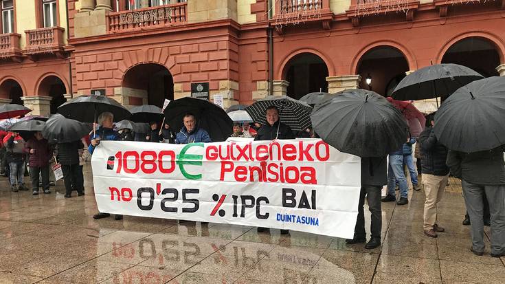 Eskualdeko 2.000 lagun inguru bildu ditu pentsio duin eta publikoen aldeko manifestazioak