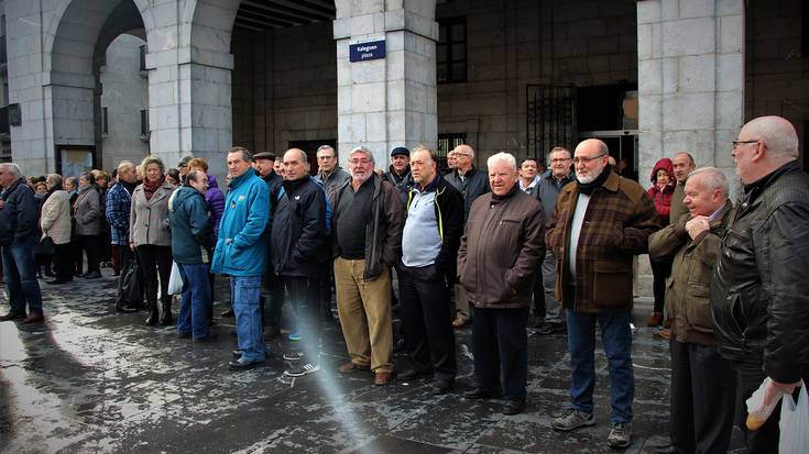 Pentsioen 0,25 igoeraren harira protesta egin dute dozenaka elgoibartarrek plazan