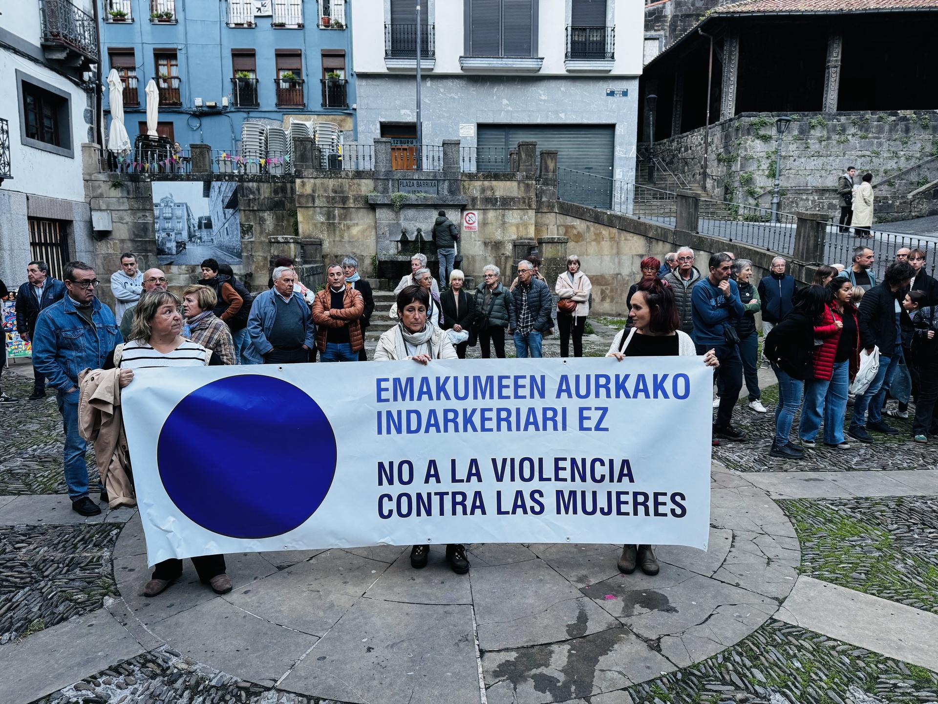 Herritarrek Angelun, Arrasaten eta Zumaian salatutako erasoak gaitzetsi dituzte plazan