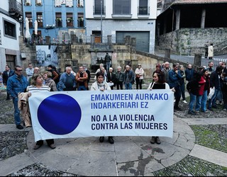 Herritarrek Angelun, Arrasaten eta Zumaian salatutako erasoak gaitzetsi dituzte plazan