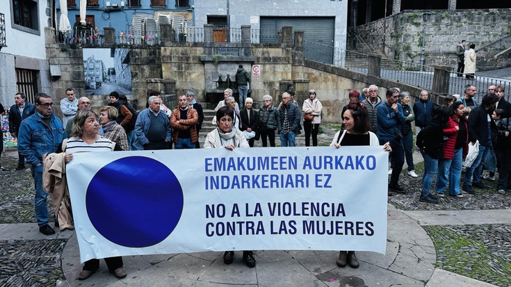 Herritarrek Angelun, Arrasaten eta Zumaian salatutako erasoak gaitzetsi dituzte plazan