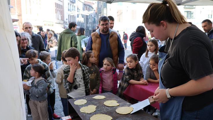 Taloak egiten ikasi eta jateko aukera izan dute gaztetxoek hileko azken zapatuko ferian