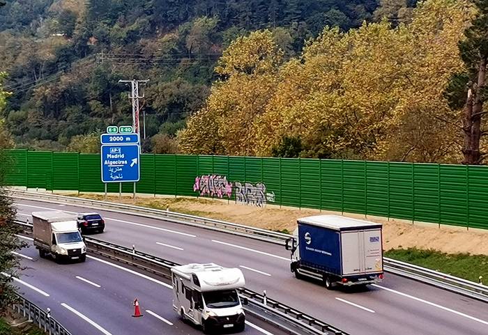 A8 Autobideko zaraten kontrako paneletan egindako graffitiek eragindako kalteaz ohartarazi du Bidegik