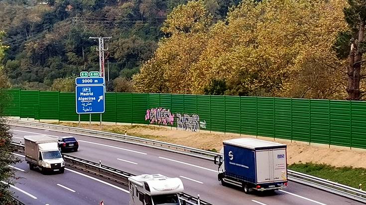 A8 Autobideko zaraten kontrako paneletan egindako graffitiek eragindako kalteaz ohartarazi du Bidegik