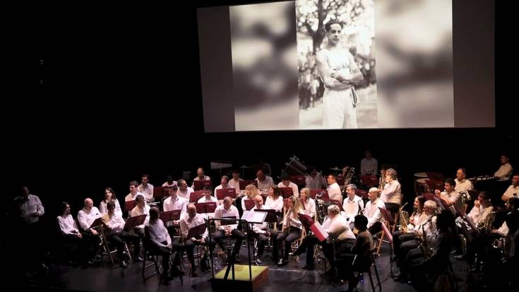 Musikaz jantzitako gorazarrea Juan Mugertzari