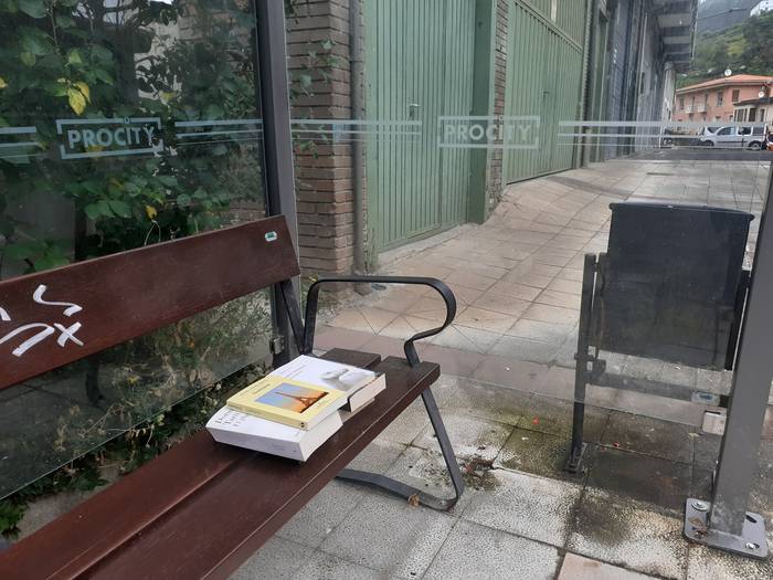 Liburuak opari, autobus geltokian
