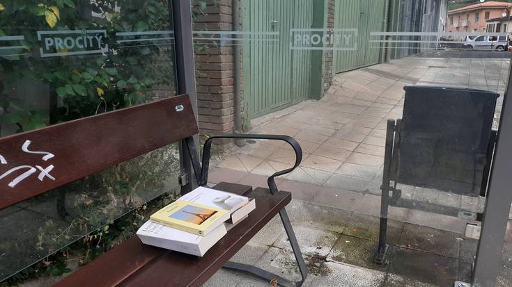 Liburuak opari, autobus geltokian