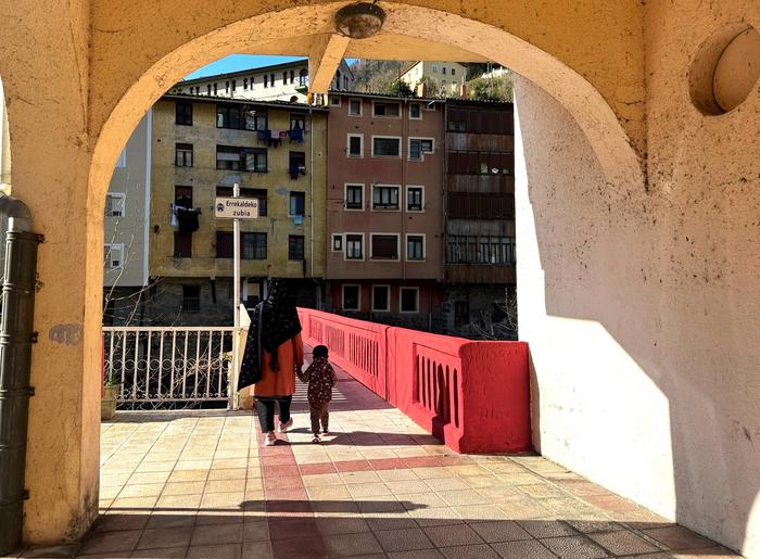 Gorriz margotzen ari dira zubia