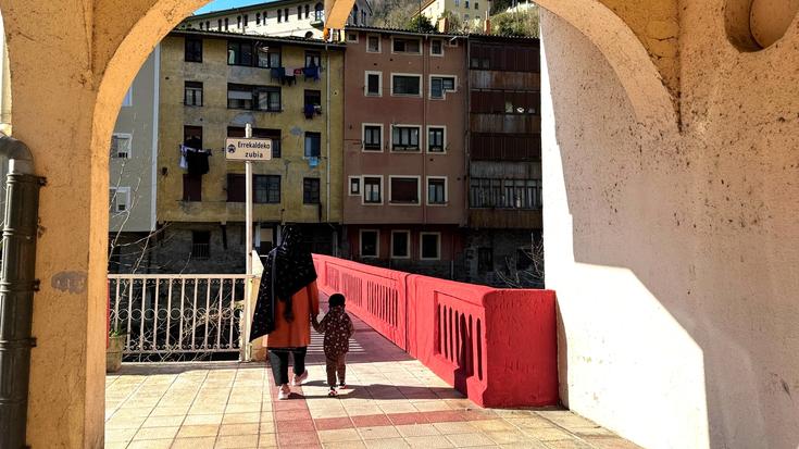 Gorriz margotzen ari dira zubia