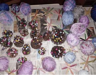 Gabonetako apaingarri ekologikoak egiteko tailer bat antolatu dute Deban