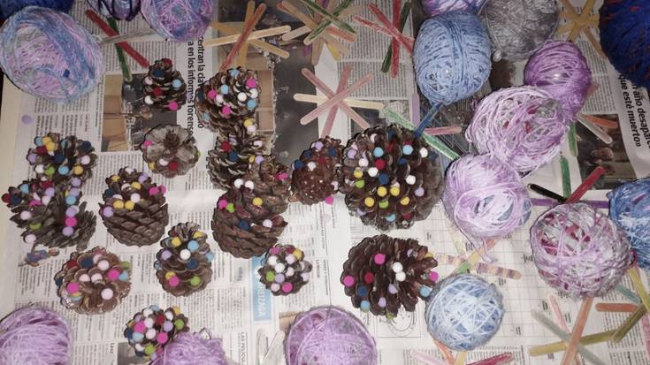 Gabonetako apaingarri ekologikoak egiteko tailer bat antolatu dute Deban