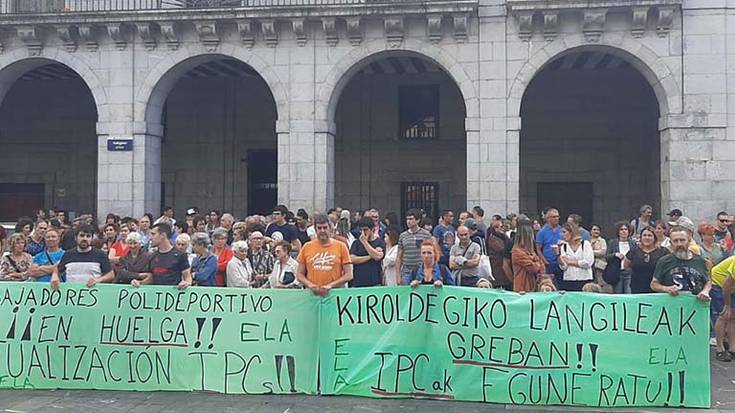 Elgoibarko kiroldegiko beharginak protestan irten dira berriro plazara