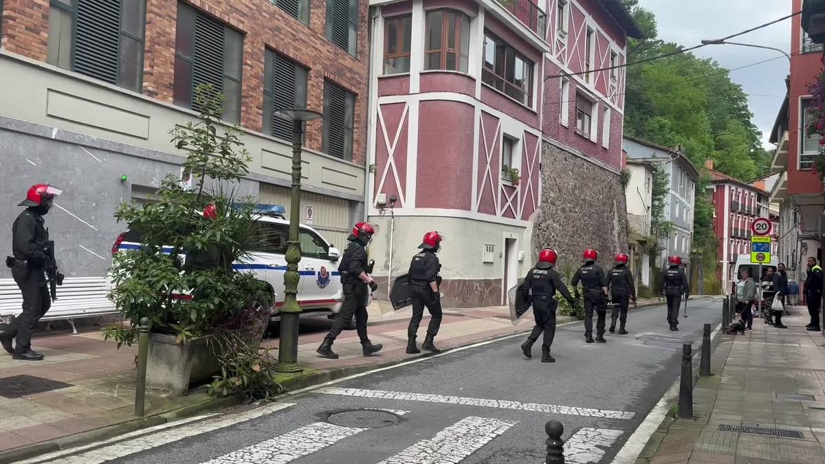 Bi pertsona etxetik atera dituzte Errabal kalean