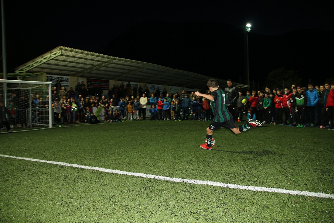 Ehunka futbolzale elkartuko dira bihar Ezoziko futbol zelaian