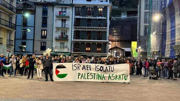 Gazako genozidioa salatzeko eta Palestinari elkartasuna adierazteko protesta zaratatsua egin zuten herritarrek