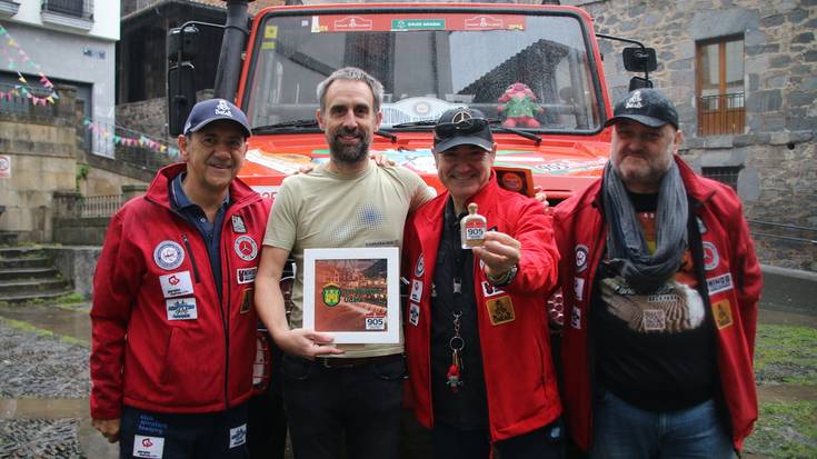 Opari eta guzti etorri dira Dakar Rallya korritu duten Euskadi 4X4 ekipoa eta 'Txikitin' kamioia