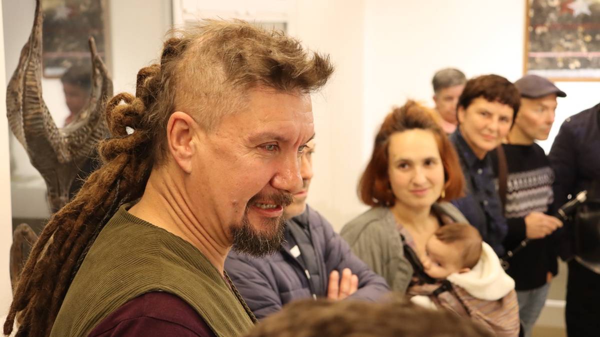 Txoriaren eskulturarekin batera sortutako lanak aurkeztu zituen Corne Nuham artista hegoafrikarrak