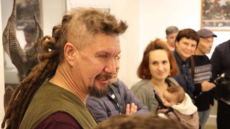 Txoriaren eskulturarekin batera sortutako lanak aurkeztu zituen Corne Nuham artista hegoafrikarrak