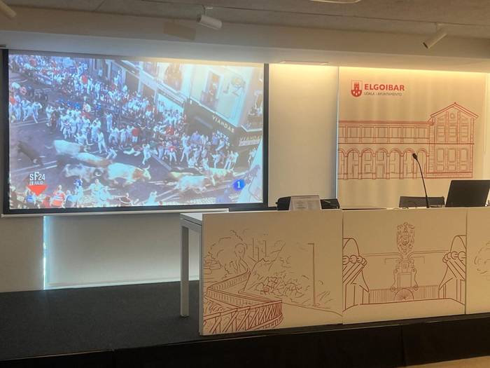 Iruñeko entzierroak pantaila handian ikusteko aukera eman du Elgoibarko Udalak