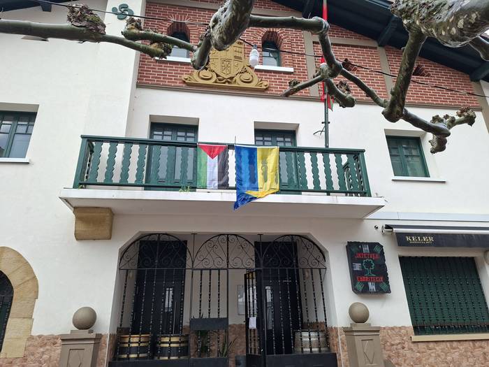 Ipini dute berriro ere Palestinako bandera Batzokiko balkoian