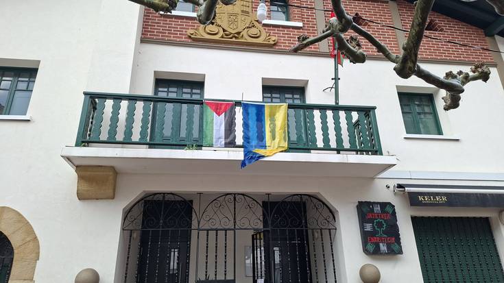 Ipini dute berriro ere Palestinako bandera Batzokiko balkoian