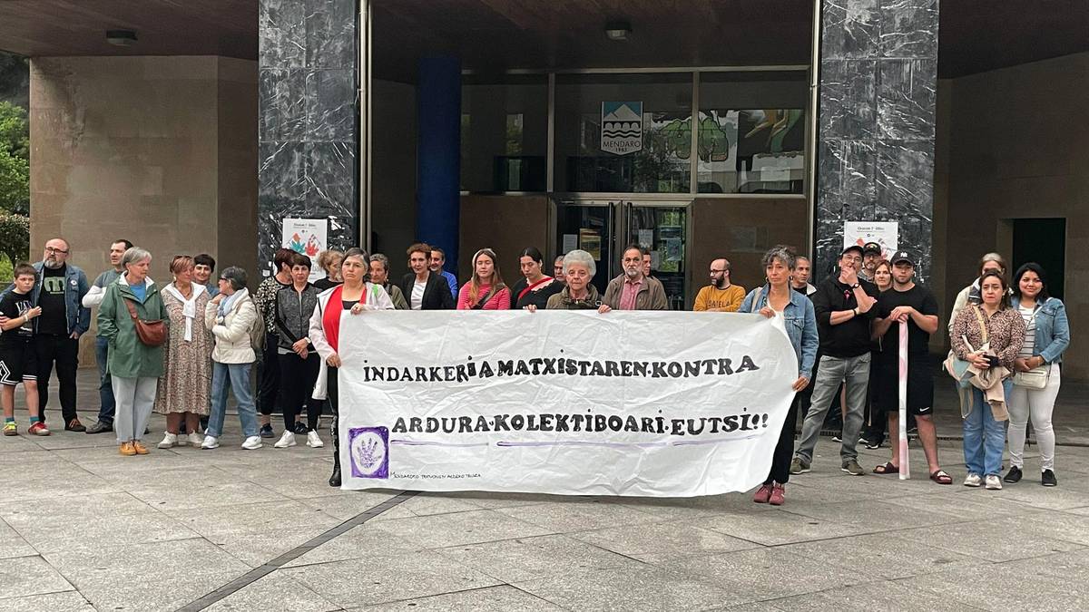 Bilboko azken hilketa matxista gaitzestu zuten atzo Mendaron, eta gaur egingo dute elkarretaratzea Elgoibarren