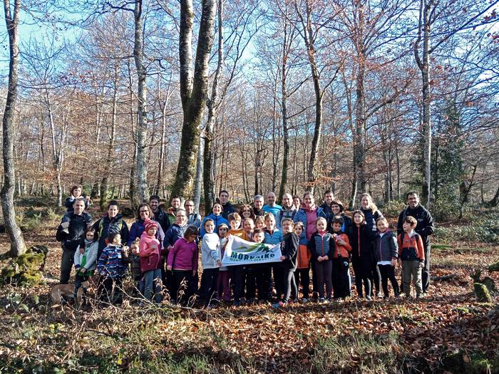 Deba ibaiaren sorburua ezagutu dute mendizale gazteek