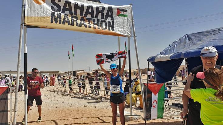 Ainhoa Lendinez saharar errefuxiatuen aldeko elkartasun maratoiko podiumean