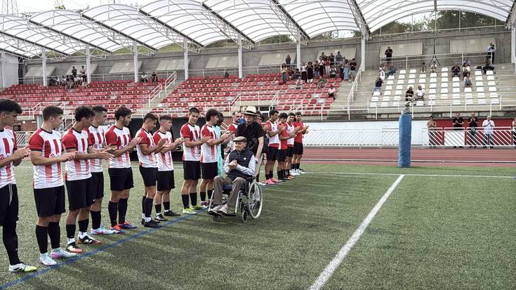 Futbolzaleen aitortza jaso du Jose Arakistainek
