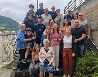 Celestina Moralesek familiaz eta auzokideez inguraturik ospatu du ehungarren urtebetetze-eguna