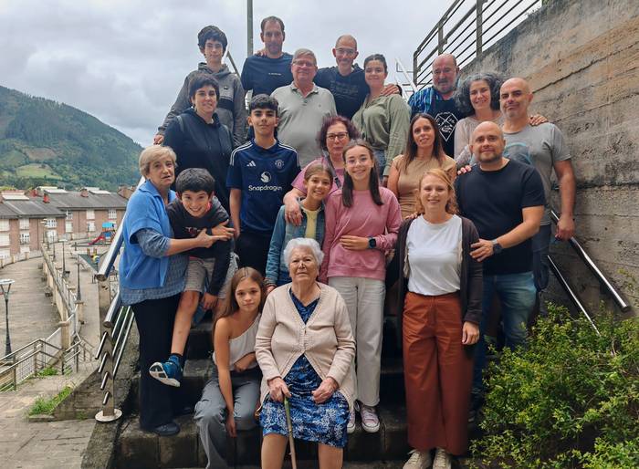 Celestina Moralesek familiaz eta auzokideez inguraturik ospatu du ehungarren urtebetetze-eguna