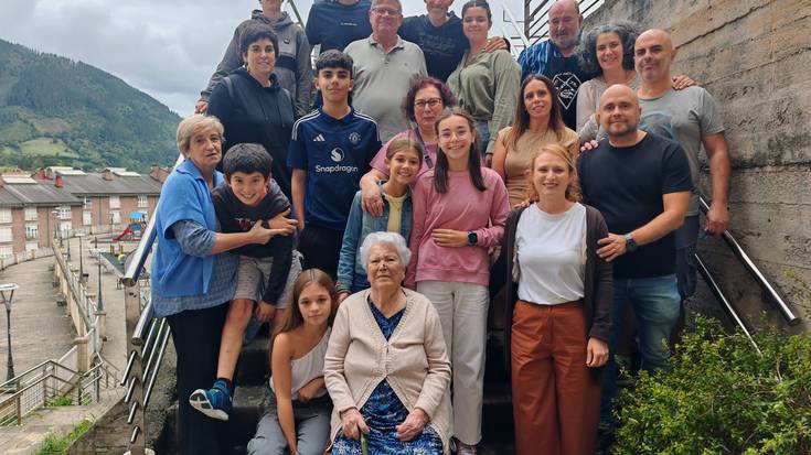 Celestina Moralesek familiaz eta auzokideez inguraturik ospatu du ehungarren urtebetetze-eguna