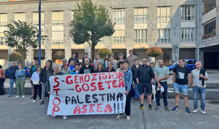 Genozidioa salatu eta Palestinako herriari elkartasuna agertzeko batu dira Mendaron