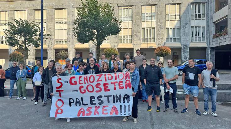 Genozidioa salatu eta Palestinako herriari elkartasuna agertzeko batu dira Mendaron